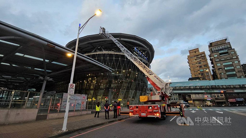 通緝犯黃姓男子26日凌晨2時許開車拒檢，衝入基隆市一處平交道，飆駛鐵軌不久後爆胎，黃男棄車逃逸，疑攀爬鋼梁至基隆火車站頂樓，墜落3樓雨棚，消防局出動雲梯車將黃男救下送醫。中央社記者王朝鈺攝　114年11月26日   