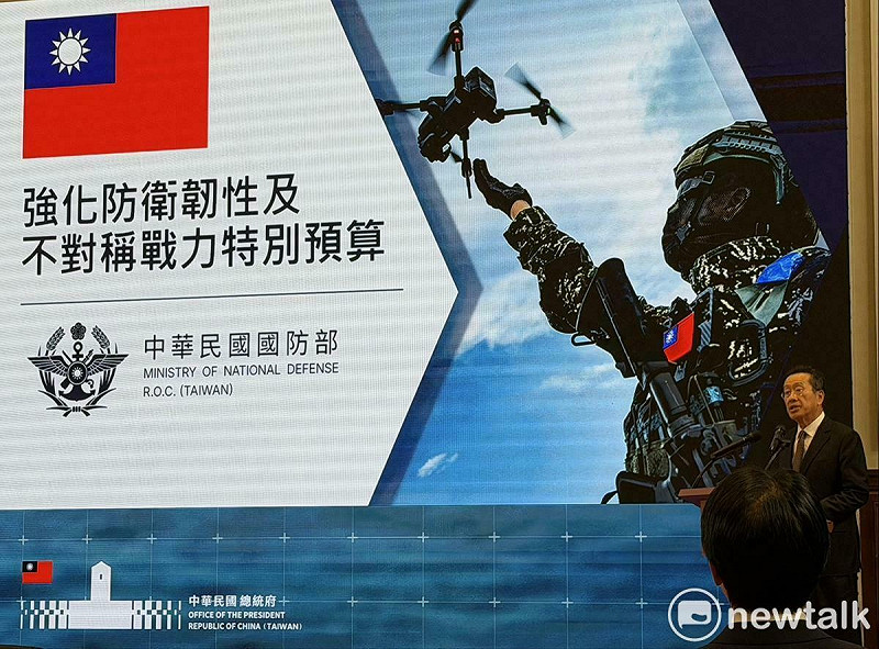 國防部長顧立雄說明「強化防衛韌性及不對稱戰力特別預算」編列背景、期程、特色及目標。   圖：高逸帆/攝