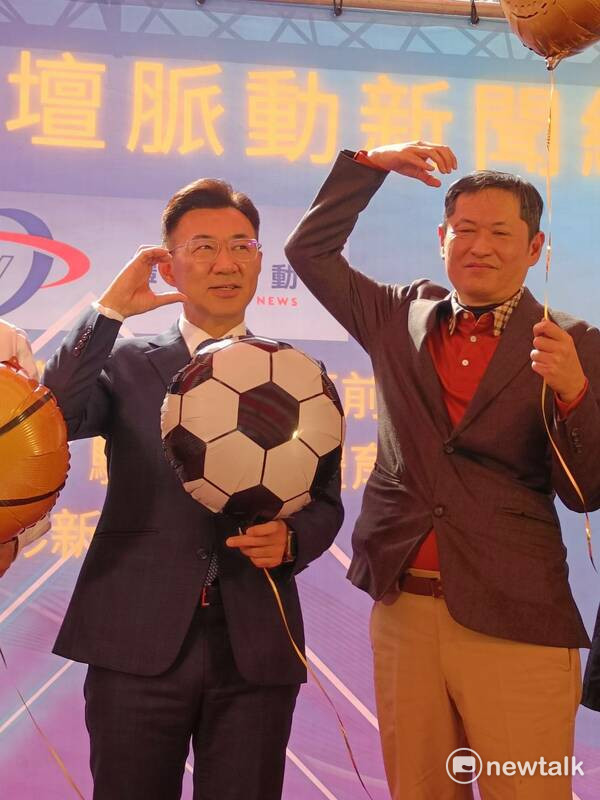 立法院副院長江啟臣說（左），不要等到孩子成名後才冠上「台灣之光」，「台灣之光」是需要培養的，過去大家都曾幫忙募款，但還是有對運動有天份的孩因為少了資源挹注而無法圓夢，有可能就少了一個台灣之光。   圖：唐復年/攝