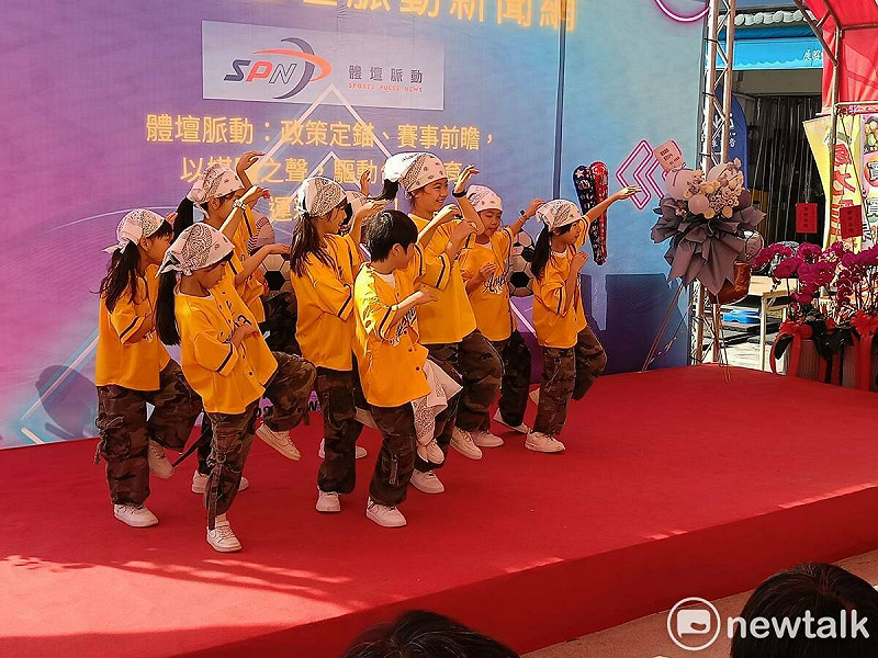 小朋友表演街舞為活動鬧場。   圖：唐復年/攝