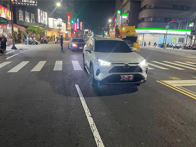 高雄女行人闖紅燈過馬路，遭綠燈直行車撞擊，駕駛恐吞3萬6000元罰鍰。   圖：警方提供