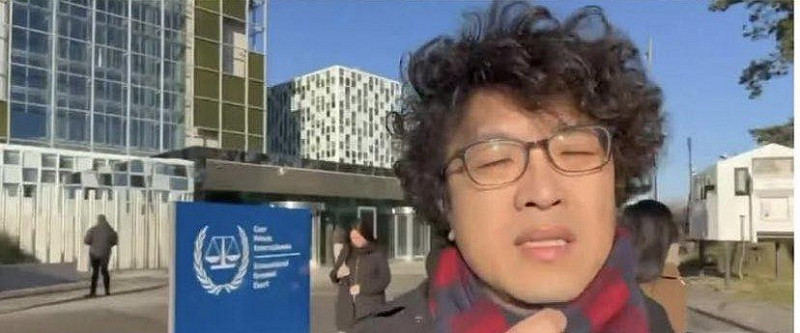 沈伯洋於荷蘭海牙國際刑事法院前,似是對中國通緝的回擊。圖:翻攝自 X《MR.486》 沈伯洋於荷蘭海牙國際刑事法院前,似是對中國通緝的回擊。圖:翻攝自 X《MR.486》