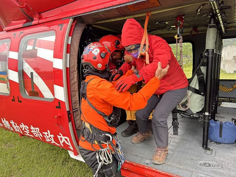 57歲李姓女登山客跟團攀登南湖大山，因出現嚴重高山症疑似肺水腫症狀，肢體無力，緊急求援，空勤總隊花蓮駐地26日出動黑鷹直升機，順利將李女搭載下山送醫治療。（空勤總隊提供）中央社記者張祈傳真　114年11月26日   