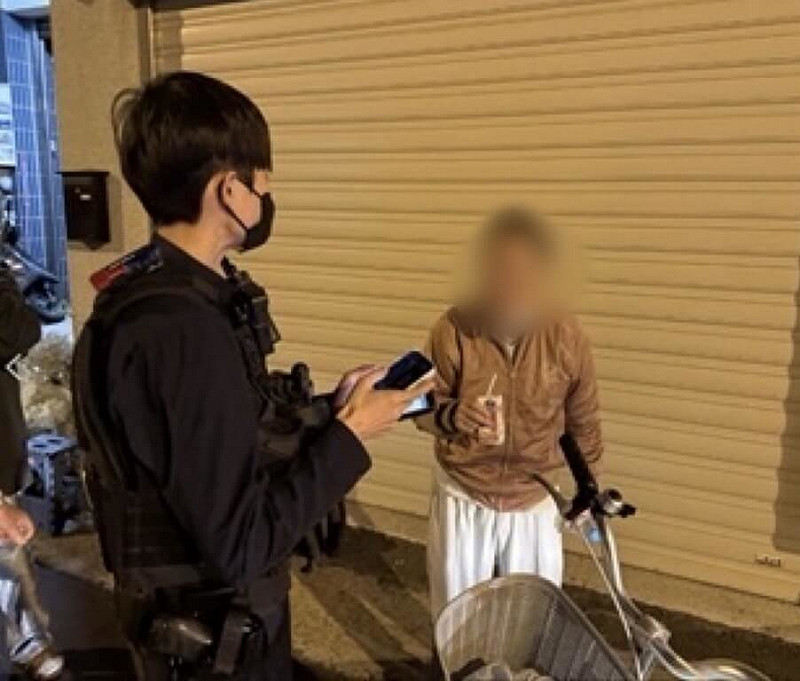 彰化鹿港鎮81歲吳姓老翁騎腳踏車要去郵局領取普發1萬元，不過因失智症且方向感不佳迷路，騎了9小時後體力不支，坐在彰化市環河街路旁，員警將老翁帶回派出所，通知家屬領回。（警方提供）中央社記者吳哲豪傳真　114年11月26日   