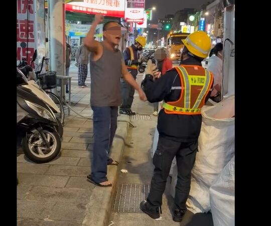 陳姓男子向清潔隊員嗆聲還作勢攻擊。   圖：翻攝清潔隊的大小心酸