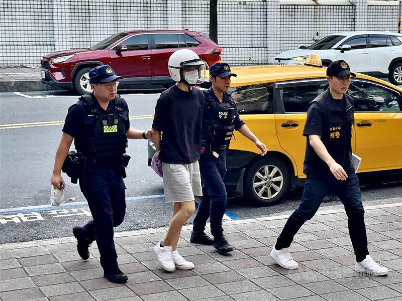 台北市信義區商場地下停車場情殺案，引發各界高度關注，警方7月31日凌晨將涉案劉姓男子（左2）逮捕到案，訊後依殺人罪嫌移送台北地檢署偵辦。（中央社檔案照片）   