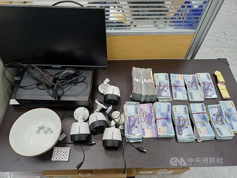 新北市政府警察局淡水分局26日表示，日前破獲一處職業賭場，共逮捕2名負責人及8名賭客；查扣賭具、監視器主機及鏡頭，以及賭資新台幣150萬餘元。（翻攝照片）中央社記者王鴻國傳真　114年11月26日   