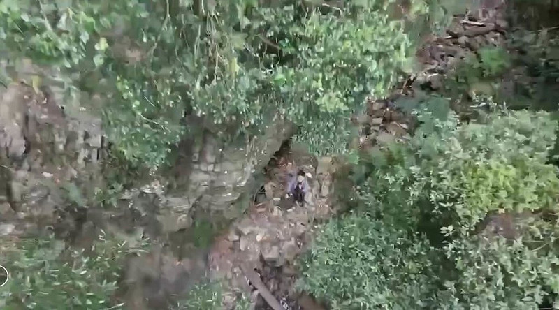 陸軍十軍團江姓士兵21日攀登台中八唐縱走後失聯，26日傳來好消息，台中市消防局經由空拍機發現失蹤者，看起來尚無大礙。（民眾提供）中央社記者郝雪卿傳真  114年11月26日   