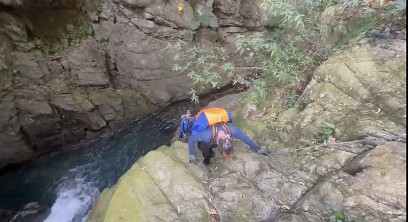 陸軍十軍團江姓士兵21日攀登台中八唐縱走後失聯，26日傳來好消息，台中市消防局等搜救人員在南松鶴山附近溪谷發現失蹤者，目前持續下切溪谷設法接近。（民眾提供）中央社記者郝雪卿傳真  114年11月26日   