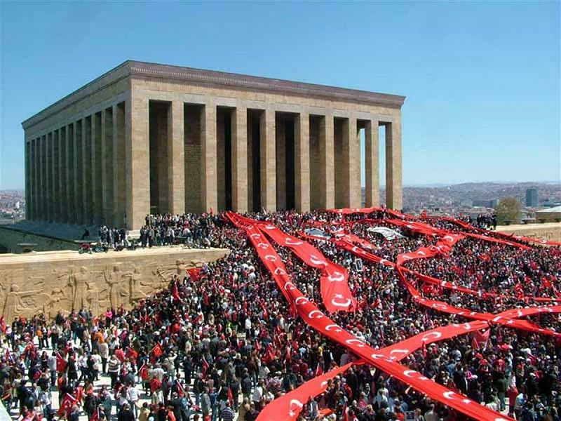  土耳其國父凱末爾（Mustafa Kemal Atatürk）至今仍受人愛戴，其紀念墓亦為重要精神象徵。圖：翻攝自凱末爾陵官網