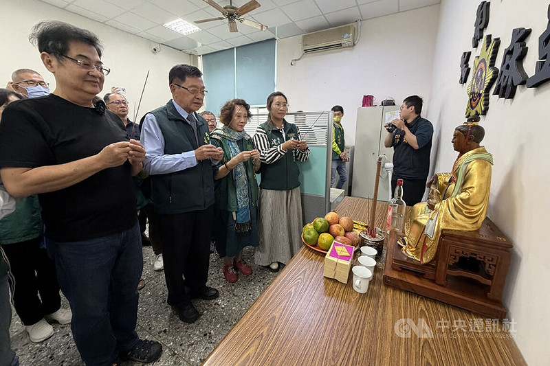 由人間國寶木雕藝師陳啓村（前左）雕刻的「卯兔星君」像由台南市九龍太子宮供奉，日前不幸遭竊，所幸在警方協助下成功尋回，陳啓村26日親自到麻豆警分局關心了解。中央社記者楊思瑞台南攝　114年11月26日   