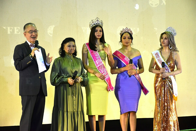 世界美顏小姐創辦人米娜(左二)。   圖：孫家銘攝