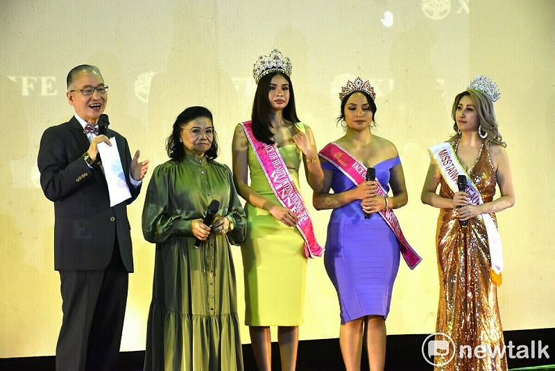 世界美顏小姐創辦人米娜(左二)。&nbsp;&nbsp;&nbsp;圖：孫家銘攝