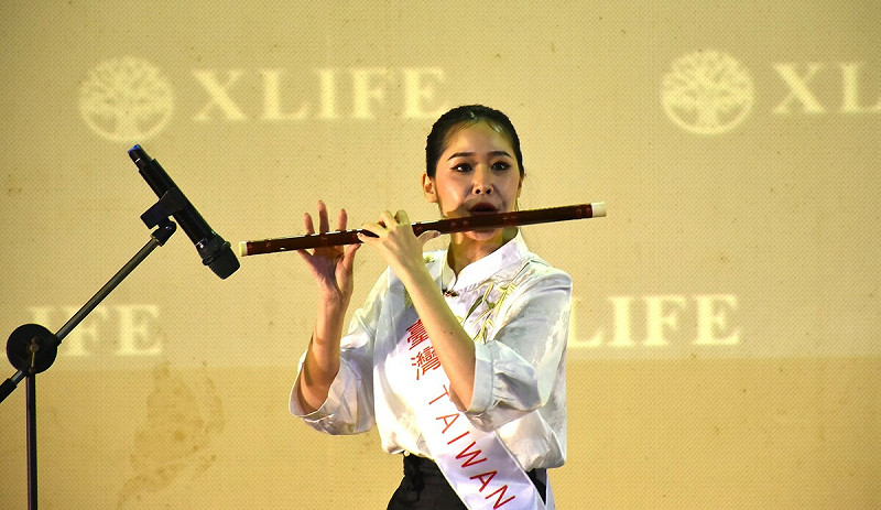 台姐陳詩雅以竹笛吹奏獲得季軍，並獲大會頒發整體氣質獎。   圖：孫家銘攝