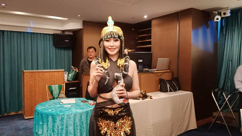 鄭珊在感恩晚宴特別上台重現她在「環球華麗小姐」拿下才藝獎的Cosplay埃及豔后變裝秀。   圖：孫家銘攝