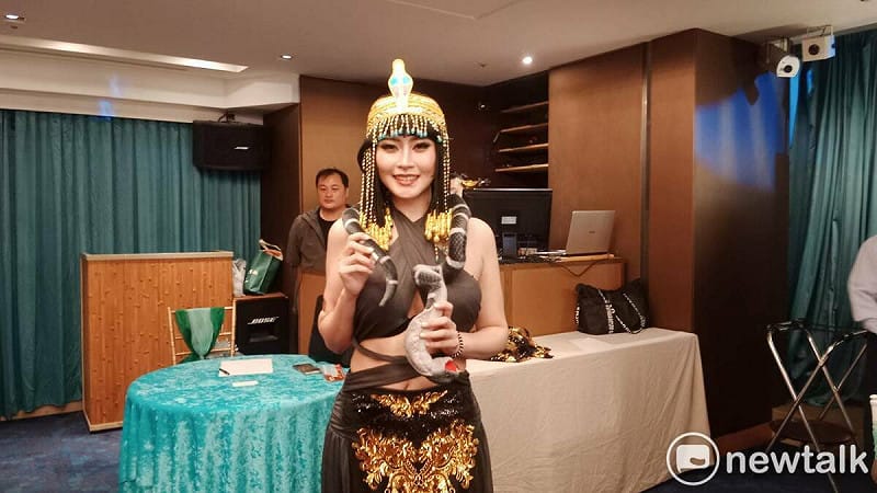 鄭珊汶在感恩晚宴特別上台重現她在「環球華麗小姐」拿下才藝獎的Cosplay埃及豔后變裝秀。&nbsp;&nbsp;&nbsp;圖：孫家銘攝