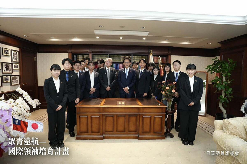 黃國昌率團訪日，先是受日華議員懇談會會長、自民黨眾議員古屋圭司邀請，進入身兼自民黨總裁的日本首相高市早苗辦公室參訪，與高市早苗辦公桌合影。   圖：翻攝自民眾黨臉書