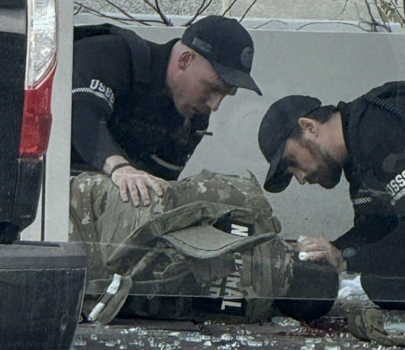 美國華盛頓特區法拉格特廣場（Farragut Square）於當地時間 26 日下午發生槍擊事件，兩名西維吉尼亞州國民警衛隊隊員在距白宮僅數個街口處遭到槍手近距離射擊，情況危急。   圖:翻攝自X帳號@MilitaryCooI