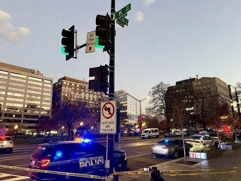 美國華盛頓特區法拉格特廣場（Farragut Square）於當地時間 26 日下午發生槍擊事件，兩名西維吉尼亞州國民警衛隊隊員在距白宮僅數個街口處遭到槍手近距離射擊，情況危急。   圖:翻攝自X帳號@Michael_Lipin