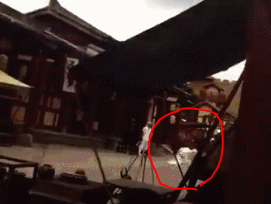 于朦朧過去拍戲時確實曾發生威亞斷裂意外，從三層樓高的地方摔落地面，受了很嚴重的傷。   圖：翻攝自微博