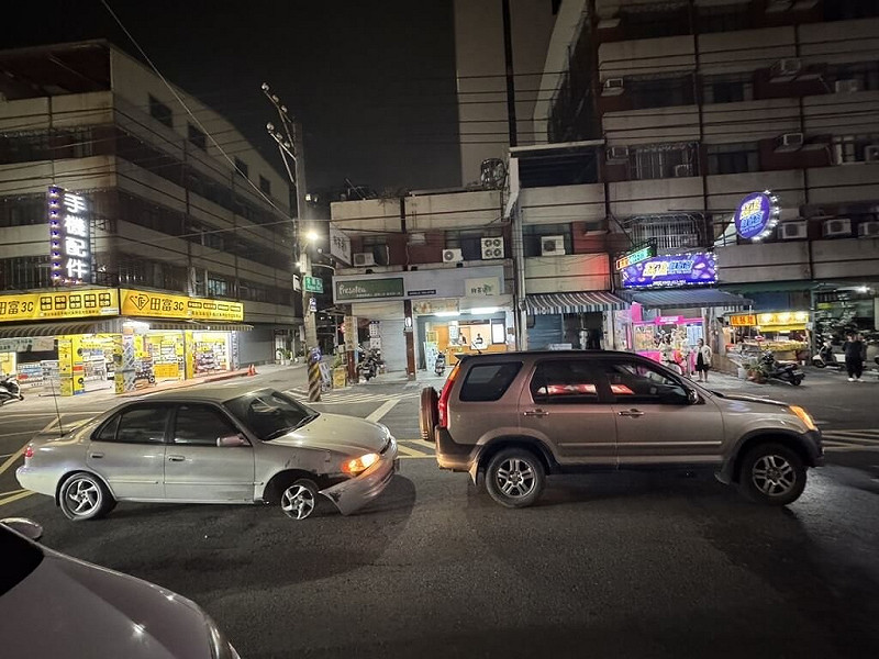 高雄李姓男子26日晚間駕駛自小客車追撞停等紅燈自小客車，但警方發現李男車輛前輪脫落，李男供稱是因在國道擦撞分隔島繼續行駛，警將調查是否涉及前案肇逃，並依規開罰。（高市三民二警分局提供）中央社記者洪學廣傳真　114年11月27日   