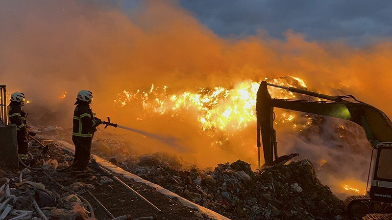 澎湖湖西紅羅村垃圾衛生掩埋場27日發生大火，澎湖消防局動員消防人車救火，火勢獲控制未向外延燒；但惡臭煙霧籠罩本島，縣府籲請民眾外出戴上口罩。（澎湖消防局提供）中央社   114年11月27日   