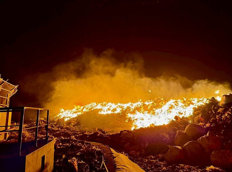 澎湖湖西紅羅村垃圾衛生掩埋場27日發生大火，澎湖消防局動員消防人車救火，火勢獲控制未向外延燒；惡臭煙霧籠罩本島，縣府籲請民眾外出戴口罩。（澎湖消防局提供）中央社   114年11月27日   