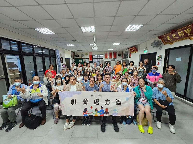 台文館長期和北市聯醫合作，培訓台文基地館員及志工，並自2024年起加入失智友善認證場所。   圖：台灣文學館提供