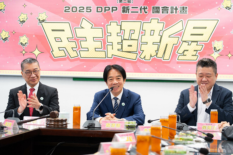 賴清德(中)、徐國勇(左)、何博文(右)出席民進黨「2025民主超新星—新二代國會計畫」結業式 圖:民進黨提供 賴清德(中)、徐國勇(左)、何博文(右)出席民進黨「2025民主超新星—新二代國會計畫」結業式 圖:民進黨提供