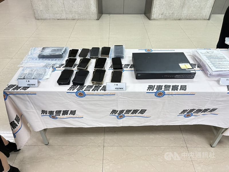 以新竹三環幫幹部40歲吳男為首的融資公司結合二手車商詐欺集團，用多元手法詐騙民眾土地及車輛，刑事局查獲19嫌並扣押上億元的232輛權利車，圖為贓證物。中央社記者黃麗芸攝 114年11月27日   