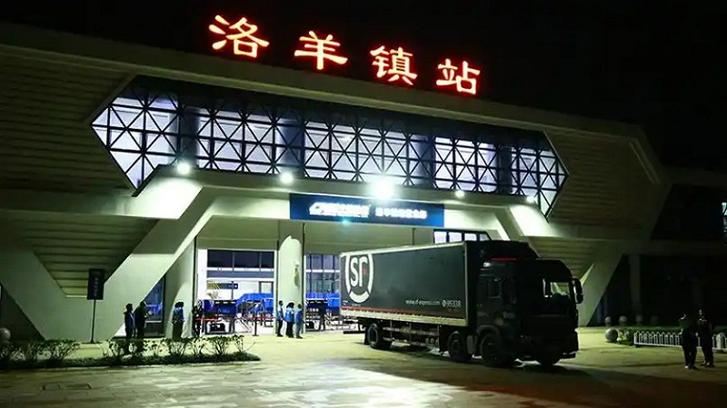 中國鐵路昆明洛羊鎮站，27日傳重大意外，列車碰撞鐵道施工人員，造成11死2傷。   圖：翻攝陸網/證券時報網