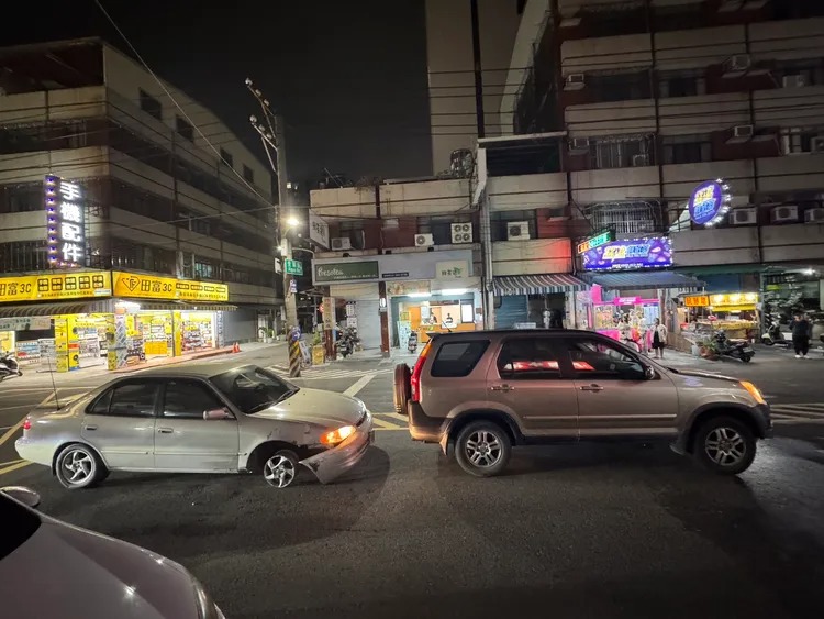 李男駕駛車輛發生追撞，右前輪胎脫落、右後輪沒氣仍繼續行駛，行徑誇張。   圖：翻攝畫面