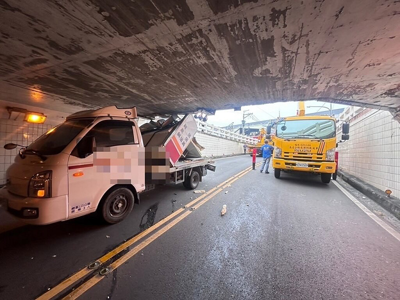 高雄23歲管姓男子27日上午駕駛小貨車載運雞蛋，但經過岡山區岡燕路地下道疑未注意限高，導致車斗與地下道擠壓卡住，幸無人傷。警方依未遵守標誌開罰，詳細肇因待釐清。（高市岡山警分局提供）中央社記者洪學廣傳真　114年11月27日   