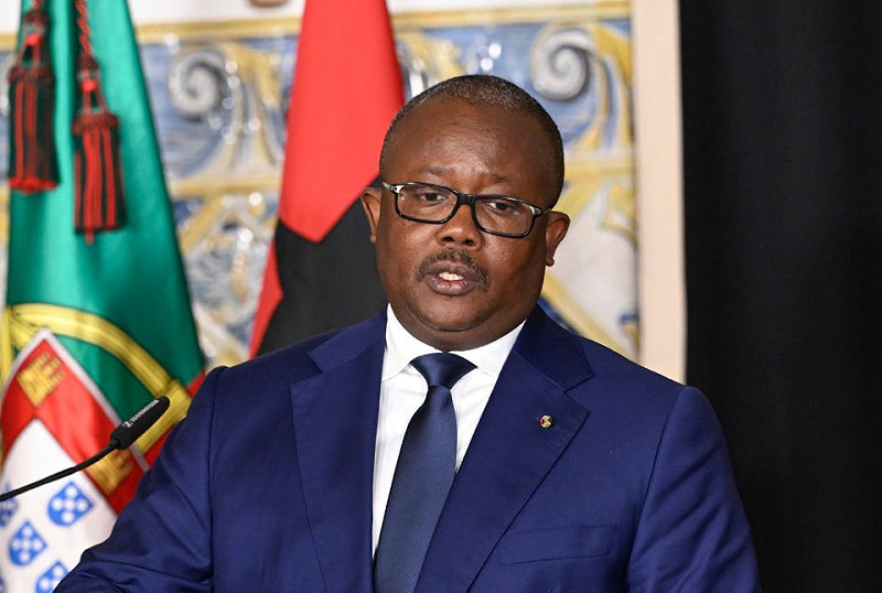 恩巴洛接受《非洲青年報》和《France 24》訪問時坦言，「我已經被推翻了」，並稱政變由軍方參謀長主導。   圖:翻攝自X帳號@dipoaina1