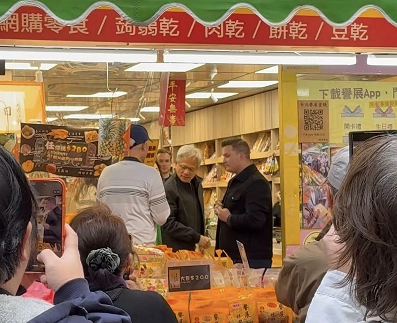 輝達創辦人兼執行長黃仁勳今天現身中山區四平街購買蜜餞。   圖：翻攝自threads