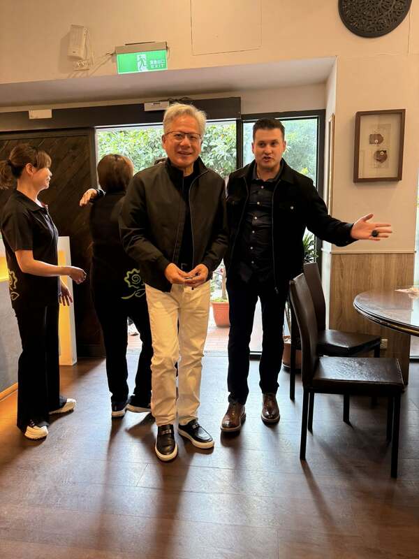 黃仁勳先帶著妻子 Lori 及女兒 Madison，先到私房愛店「花娘小館」用餐，隨後再到四平街選購蜜餞。   圖：民眾提供