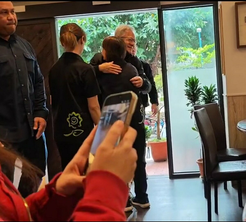 黃仁勳先帶著妻子 Lori 及女兒 Madison，先到私房愛店「花娘小館」用餐，隨後再到四平街選購蜜餞。   圖：民眾提供