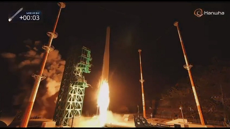 當地時間 27 日清晨，由南韓政府與韓華航空航天公司共同開發的「Nuri」號火箭成功升空，搭載的「新一代中型人造衛星 3 號」也在投放後與地面基站取得聯繫並正常運行。   圖：擷取自 @bykarthikreddy X 分享影片