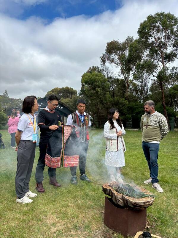  訪團原住民團員代表林可臻在澳洲Boon Wurrang族煙燻儀式上介紹西拉雅族文化 圖：外交部提供 