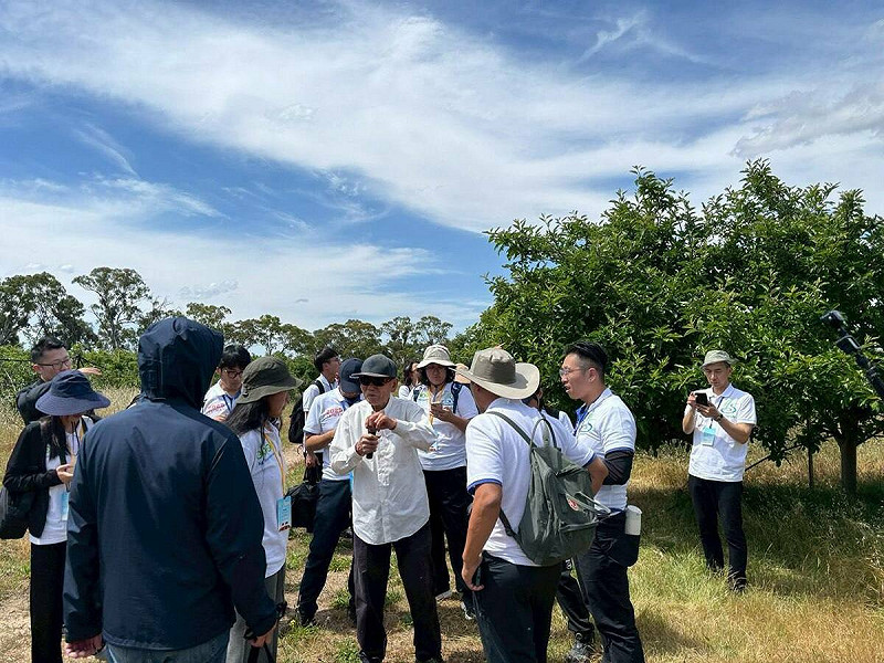  谷地護生農園負責人陳福助先生及張世惠女士與團員分享如何以有機「自然農法」種植蘋果 圖：外交部提供 