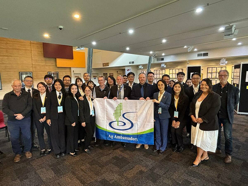 團長外交部公眾會副執行長陳怡君（中右一）率農青大使團與科拉克·奧特韋郡（Colac Otway Shire）市長Jason Schram(中右二)、副市長Councillor Phil Howard(中右四)、議員Chris Potter(中右）合照。   圖：外交部提供