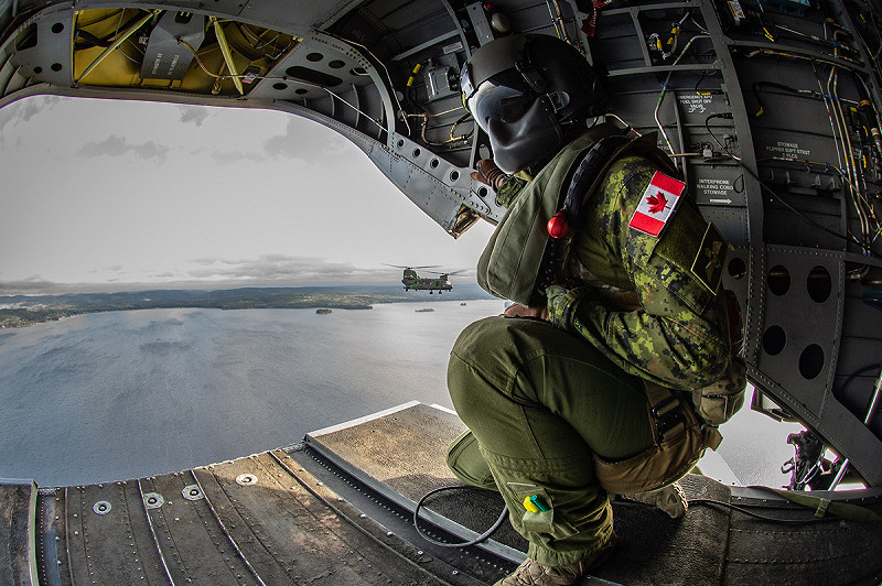 退役軍官查爾斯「達夫」沙利文則提出不同看法。他認為，加拿大空軍長期偏好 F‑35，而 2021 年競標的評分標準本身也可能對 F‑35 更為有利。   圖：翻攝自@RCAF_ARC