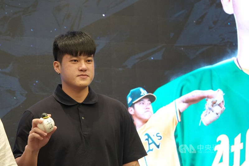 運動家隊投手莊陳仲敖27日在台北出席季後返台記者會，回顧今年球季支援大聯盟熱身賽，後援登板直言上場前「閃過人生跑馬燈」。中央社記者謝靜雯攝　114年11月27日   