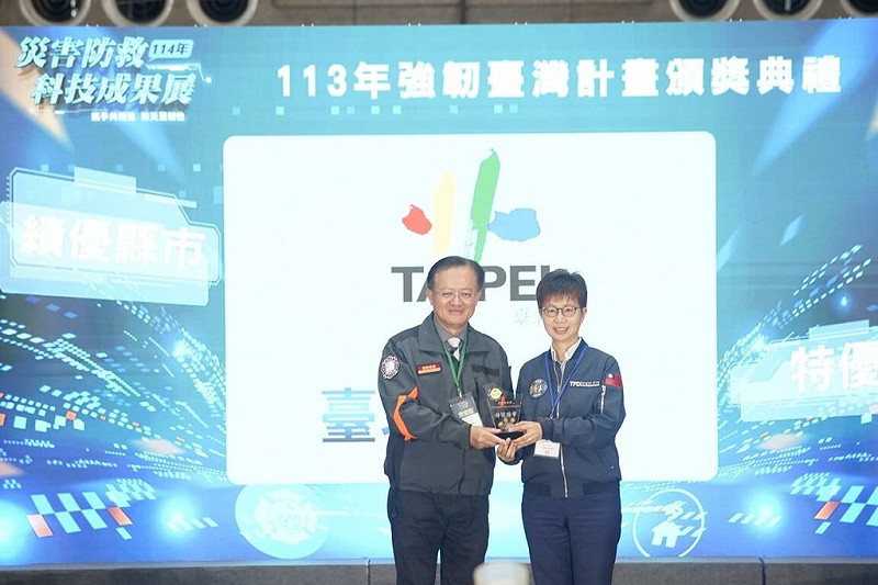 內政部舉辦113年績優單位暨114年績優韌性社區頒獎典禮，台北市消防局27日表示，北市榮獲9項大獎，其中「績優直轄市、縣（市）政府」勇奪特優。圖為消防署長蕭煥章（左）頒獎給代表出席的台北市消防局副局長王靜婷（右）。（台北市消防局提供）中央社記者黃麗芸傳真　114年11月27日   