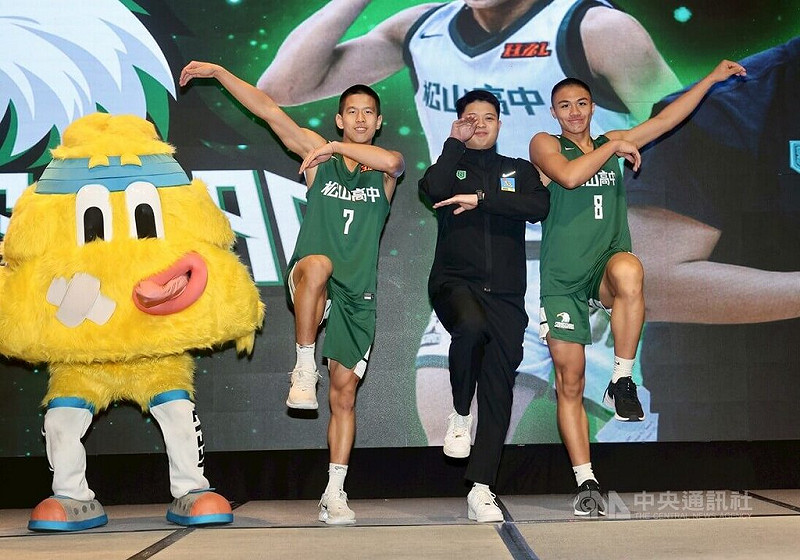 114學年度高中籃球甲級聯賽HBL男子組預賽29日起將在高雄登場，尋求衛冕的松山高中本季由劉廷寬（右）、潘彥銘（左）擔任雙隊長，被教練葉韋喬（中）寄與厚望，3人27日在開賽記者會中逗趣留影。中央社記者張皓安攝　114年11月27日   