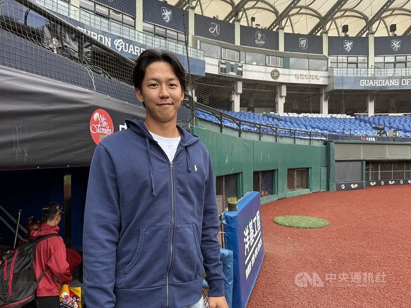 旅日東京養樂多燕子隊投手徐翔聖（圖）27日到黑豹旗青棒賽觀戰，替鶯歌工商學弟加油，受訪時也回顧今年賽季。中央社記者謝靜雯攝　114年11月27日   
