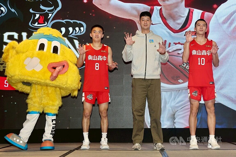 114學年度高中籃球甲級聯賽HBL男子組預賽29日起將登場，傳統勁旅南山高中在當家射手黃瀚陞（左）確定因傷缺席預賽下，教練27日在賽前記者會特別點名謝旻耕（右）頂替空缺。中央社記者張皓安攝　114年11月27日   