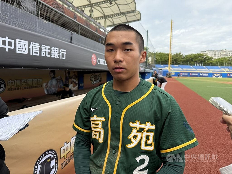 黑豹旗青棒賽高苑工商捕手黃柏凱（圖）27日展現自信阻殺能力，單場2次阻殺也是關鍵，助隊以2比1擊敗鶯歌工商、晉級4強。中央社記者謝靜雯攝  114年11月27日   