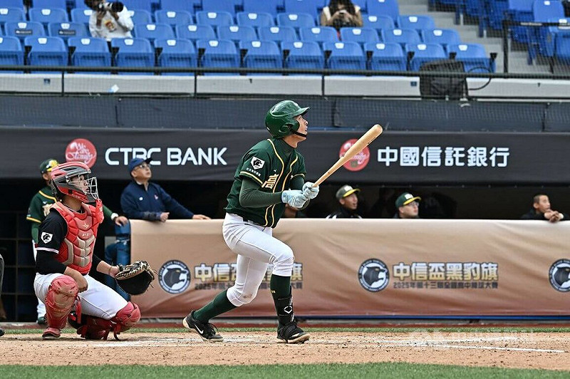 黑豹旗青棒賽高苑工商27日靠著U18國手許書誠（右）超前安打，率隊以2比1擊敗鶯歌工商、睽違6年再闖4強。中央社記者謝靜雯攝　114年11月27日   