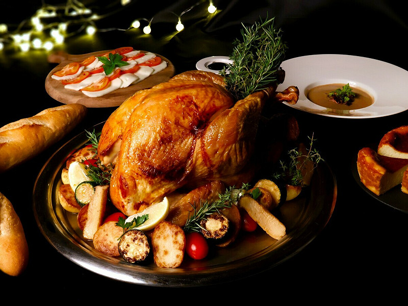 台中日月千禧酒店24樓極炙牛排館有應景的「感恩耶誕火雞禮籃」。   圖：日月千禧/提供